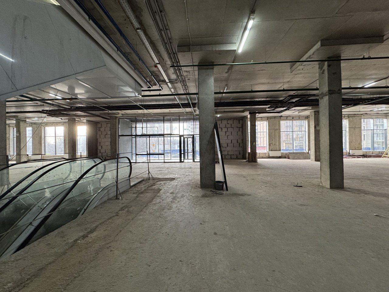 Интерьер торгового этажа с эскалатором